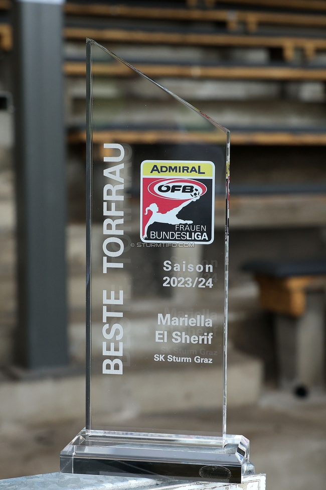 Sturm Damen - Bergheim
OEFB Frauen Bundesliga, 18. Runde, SK Sturm Graz Damen - FC Bergheim, Gruabn Graz, 26.05.2024. 

Foto zeigt die Ehrung zur Besten Torfrau 2023-24
