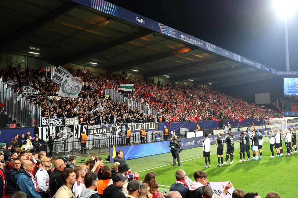 Stade Brestois - Sturm Graz
UEFA Champions League Ligaphase 1. Spieltag, Stade Brestois 29 - SK Sturm Graz, Stade de Roudourou Guingamp, 19.09.2024. 

Foto zeigt Fans von Sturm und die Mannschaft von Sturm
