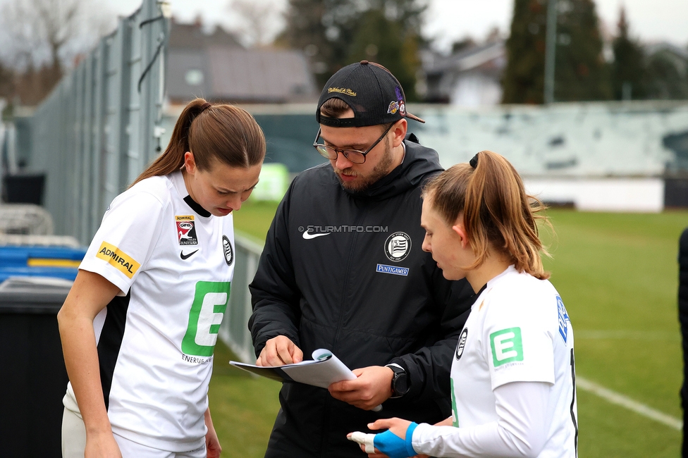 Sturm Damen - Bergheim
OEFB Frauen Bundesliga, 17. Runde, SK Sturm Graz Damen - FC Bergheim, Trainingszentrum Messendorf, 15.03.2025. 

Foto zeigt Michaela Traussnigg (Sturm Damen) und Rebecca Villena (Sturm Damen)
