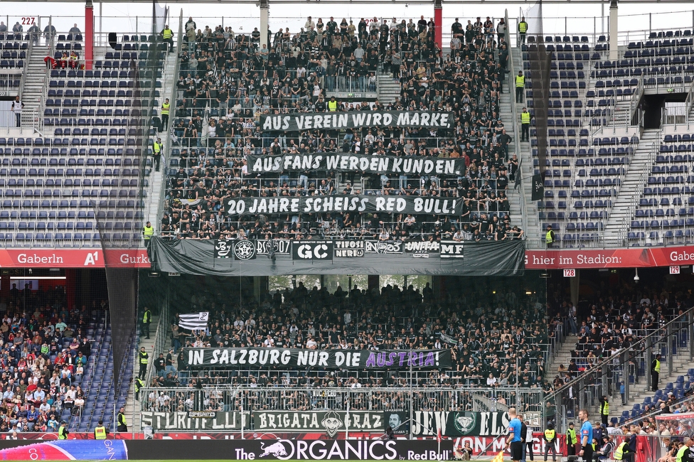 RB Salzburg - Sturm Graz
Oesterreichische Fussball Bundesliga, 25. Runde, FC RB Salzburg - SK Sturm Graz, Stadion Wals-Siezenheim, 13.04.2024. 

Foto zeigt Fans von Sturm mit einem Spruchband
