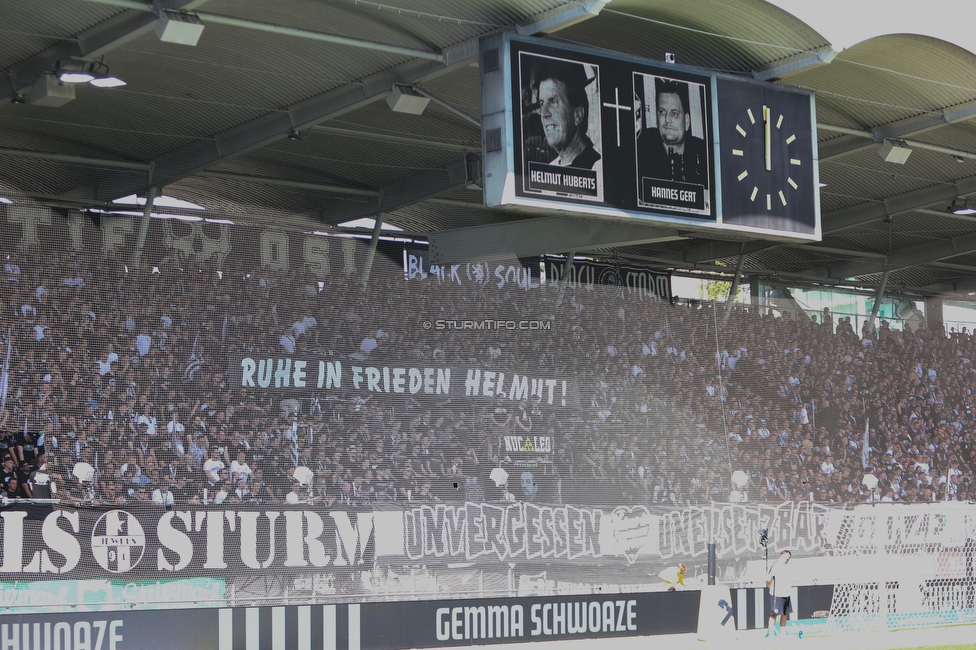 Sturm Graz - Linz
Oesterreichische Fussball Bundesliga, 26. Runde, SK Sturm Graz - FC Blau-Weiss Linz, Stadion Liebenau Graz, 20.04.2025. 

Foto zeigt Fans von Sturm bei einer Trauerminute

