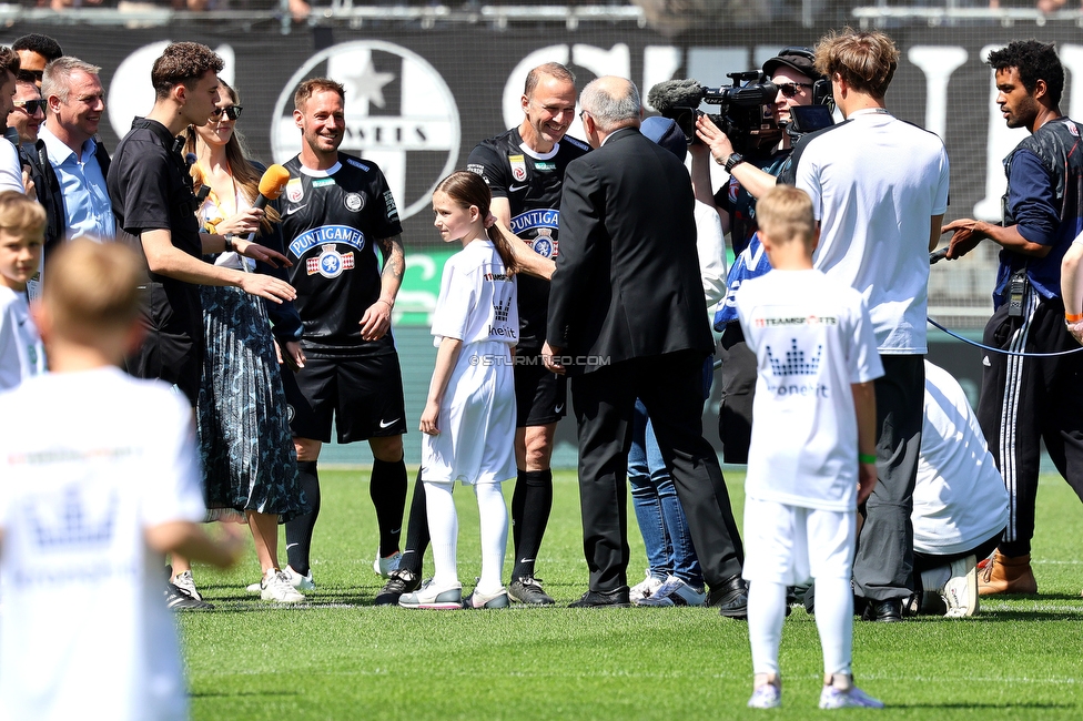 Sturm Graz - Blau-Weiss Linz
Oesterreichische Fussball Bundesliga, 26. Runde, SK Sturm Graz - FC Blau-Weiss Linz, Stadion Liebenau Graz, 20.04.2025. 

Foto zeigt das Match 100 Kids gegen Sturm mit Martin Ehrenreich (Teammanagement Sturm) und Mario Haas (ehem. Spieler Sturm)
