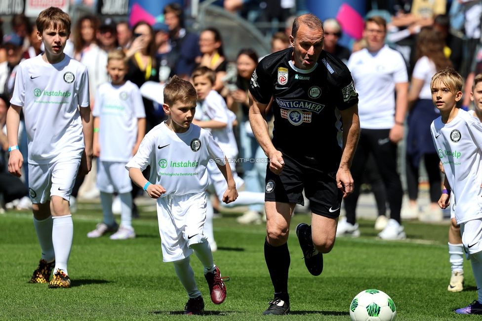 Sturm Graz - Blau-Weiss Linz
Oesterreichische Fussball Bundesliga, 26. Runde, SK Sturm Graz - FC Blau-Weiss Linz, Stadion Liebenau Graz, 20.04.2025. 

Foto zeigt das Match 100 Kids gegen Sturm mit Mario Haas (ehem. Spieler Sturm)

