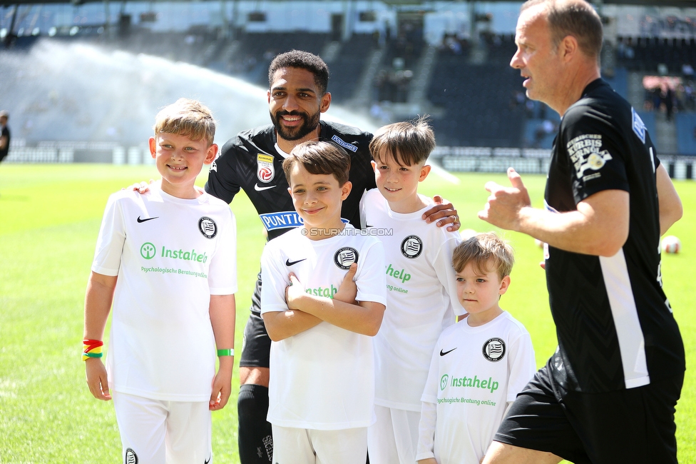 Sturm Graz - Linz
Oesterreichische Fussball Bundesliga, 26. Runde, SK Sturm Graz - FC Blau-Weiss Linz, Stadion Liebenau Graz, 20.04.2025. 

Foto zeigt Gregory Wuethrich (Sturm) und Mario Haas (ehem. Spieler Sturm)
