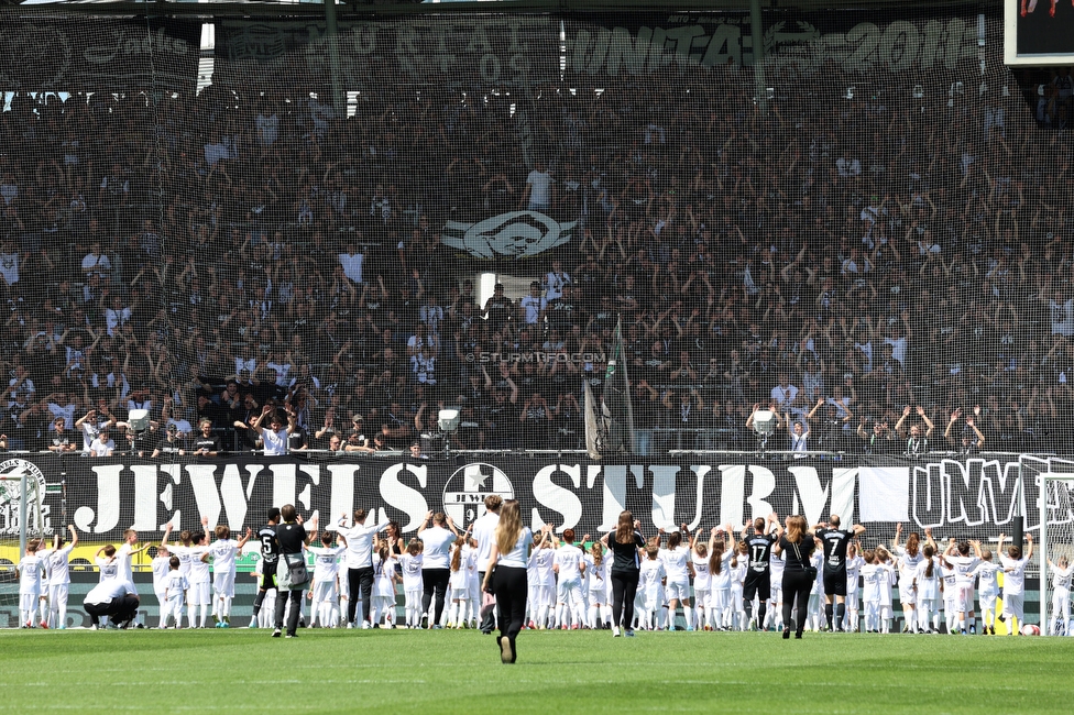 Sturm Graz - Blau-Weiss Linz
Oesterreichische Fussball Bundesliga, 26. Runde, SK Sturm Graz - FC Blau-Weiss Linz, Stadion Liebenau Graz, 20.04.2025. 

Foto zeigt das Match 100 Kids gegen Sturm mit Martin Ehrenreich (Teammanagement Sturm) und Mario Haas (ehem. Spieler Sturm)
