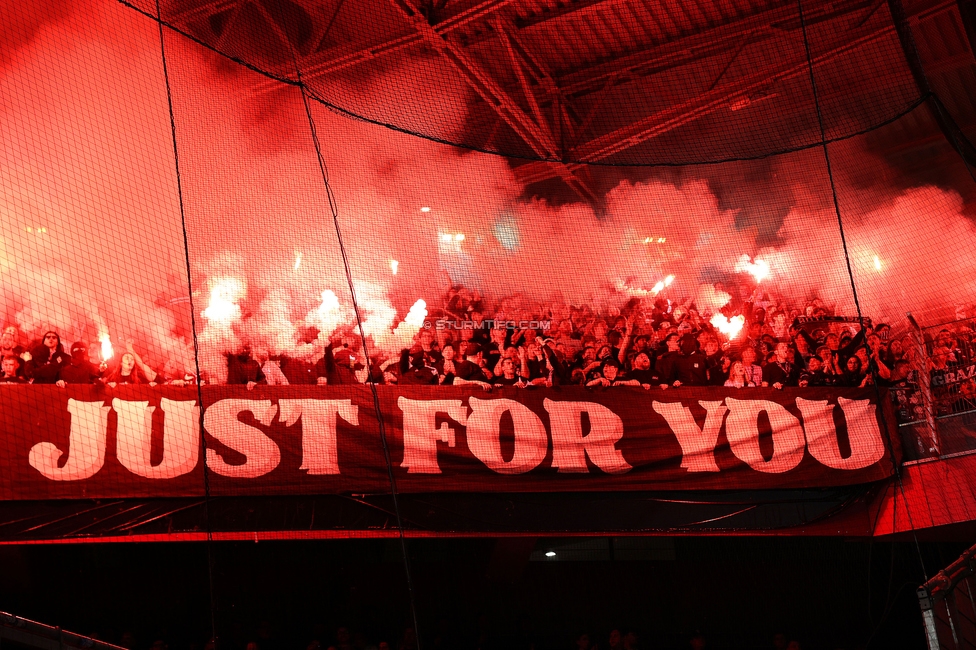 Austria Wien - Sturm Graz
Oesterreichische Fussball Bundesliga, 27. Runde, FK Austria Wien - SK Sturm Graz, Generali Arena Wien, 23.04.2025. 

Foto zeigt Fans von Sturm mit Pyrotechnik
