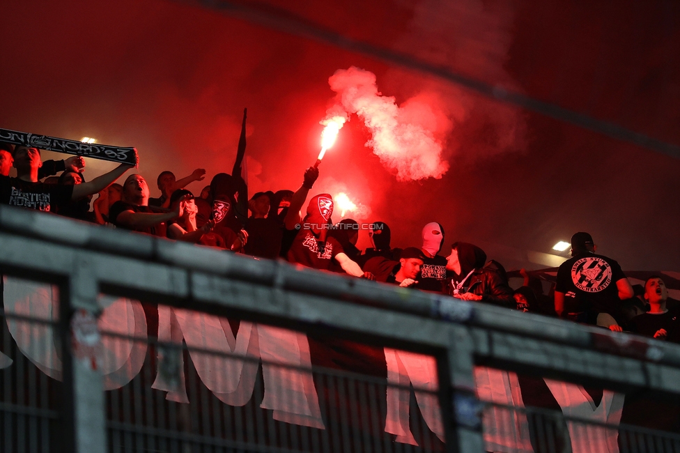 Austria Wien - Sturm Graz
Oesterreichische Fussball Bundesliga, 27. Runde, FK Austria Wien - SK Sturm Graz, Generali Arena Wien, 23.04.2025. 

Foto zeigt Fans von Sturm mit Pyrotechnik
