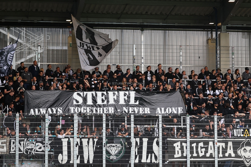 BW Linz - Sturm Graz
Oesterreichische Fussball Bundesliga, 29. Runde, Blau-Weiss Linz - SK Sturm Graz, Hofmann Personal Stadion Linz, 04.05.2025. 

Foto zeigt Fans von Sturm mit einem Spruchband

