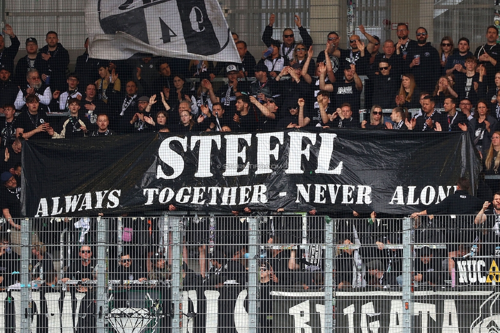 BW Linz - Sturm Graz
Oesterreichische Fussball Bundesliga, 29. Runde, Blau-Weiss Linz - SK Sturm Graz, Hofmann Personal Stadion Linz, 04.05.2025. 

Foto zeigt Fans von Sturm mit einem Spruchband
