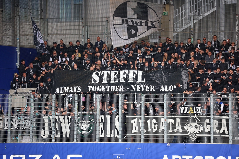 BW Linz - Sturm Graz
Oesterreichische Fussball Bundesliga, 29. Runde, Blau-Weiss Linz - SK Sturm Graz, Hofmann Personal Stadion Linz, 04.05.2025. 

Foto zeigt Fans von Sturm mit einem Spruchband
