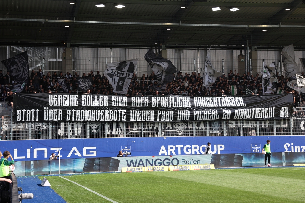 BW Linz - Sturm Graz
Oesterreichische Fussball Bundesliga, 29. Runde, Blau-Weiss Linz - SK Sturm Graz, Hofmann Personal Stadion Linz, 04.05.2025. 

Foto zeigt Fans von Sturm mit einem Spruchband
