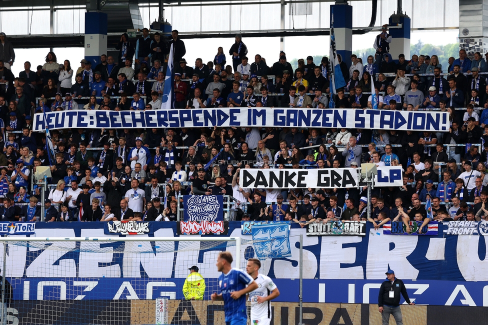 BW Linz - Sturm Graz
Oesterreichische Fussball Bundesliga, 29. Runde, Blau-Weiss Linz - SK Sturm Graz, Hofmann Personal Stadion Linz, 04.05.2025. 

Foto zeigt Fans von Linz mit einem Spruchband

