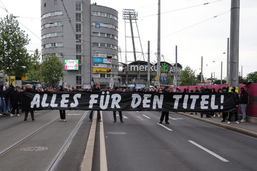 Sturm Graz - RB Salzburg
Oesterreichische Fussball Bundesliga, 30. Runde, SK Sturm Graz - FC RB Salzburg, Stadion Liebenau Graz, 09.05.2025. 

Foto zeigt Fans von Sturm und den Mannschaftsbus von Sturm
Schlüsselwörter: pyrotechnik