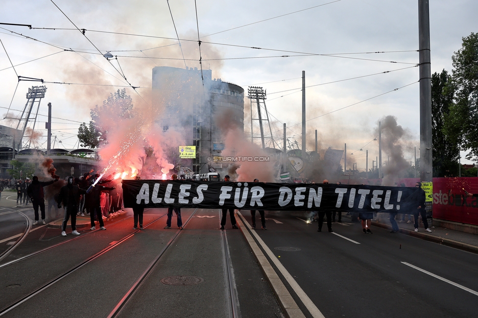 Sturm Graz - RB Salzburg
Oesterreichische Fussball Bundesliga, 30. Runde, SK Sturm Graz - FC RB Salzburg, Stadion Liebenau Graz, 09.05.2025. 

Foto zeigt Fans von Sturm und den Mannschaftsbus von Sturm
Schlüsselwörter: pyrotechnik