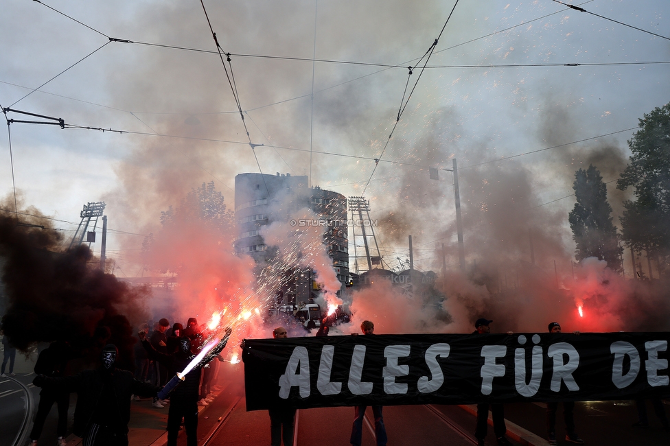 Sturm Graz - RB Salzburg
Oesterreichische Fussball Bundesliga, 30. Runde, SK Sturm Graz - FC RB Salzburg, Stadion Liebenau Graz, 09.05.2025. 

Foto zeigt Fans von Sturm und den Mannschaftsbus von Sturm
Schlüsselwörter: pyrotechnik