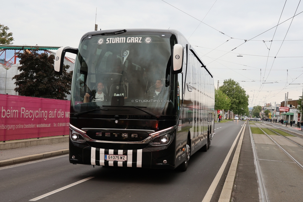 Sturm Graz - RB Salzburg
Oesterreichische Fussball Bundesliga, 30. Runde, SK Sturm Graz - FC RB Salzburg, Stadion Liebenau Graz, 09.05.2025. 

Foto zeigt Fans von Sturm und den Mannschaftsbus von Sturm
Schlüsselwörter: pyrotechnik