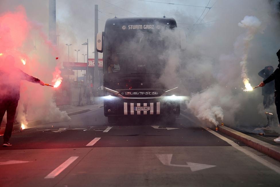 Sturm Graz - RB Salzburg
Oesterreichische Fussball Bundesliga, 30. Runde, SK Sturm Graz - FC RB Salzburg, Stadion Liebenau Graz, 09.05.2025. 

Foto zeigt Fans von Sturm und den Mannschaftsbus von Sturm
Schlüsselwörter: pyrotechnik
