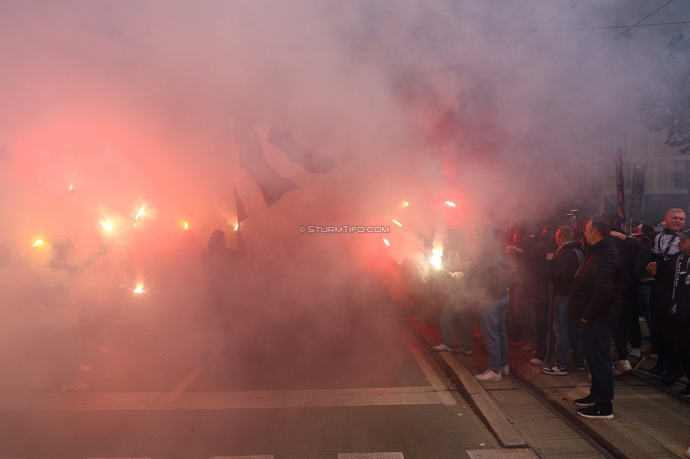 Sturm Graz - RB Salzburg
Oesterreichische Fussball Bundesliga, 30. Runde, SK Sturm Graz - FC RB Salzburg, Stadion Liebenau Graz, 09.05.2025. 

Foto zeigt Fans von Sturm und den Mannschaftsbus von Sturm
Schlüsselwörter: pyrotechnik