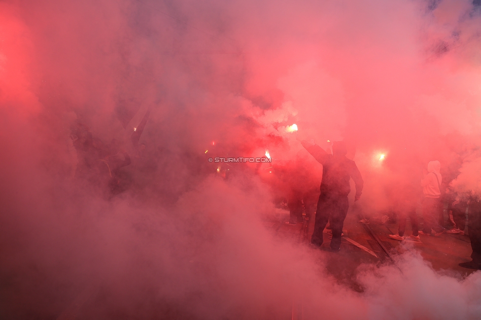 Sturm Graz - RB Salzburg
Oesterreichische Fussball Bundesliga, 30. Runde, SK Sturm Graz - FC RB Salzburg, Stadion Liebenau Graz, 09.05.2025. 

Foto zeigt Fans von Sturm und den Mannschaftsbus von Sturm
Schlüsselwörter: pyrotechnik