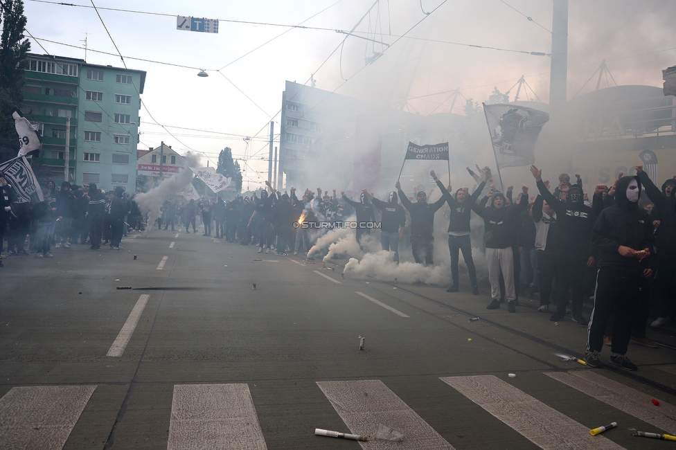 Sturm Graz - RB Salzburg
Oesterreichische Fussball Bundesliga, 30. Runde, SK Sturm Graz - FC RB Salzburg, Stadion Liebenau Graz, 09.05.2025. 

Foto zeigt Fans von Sturm und den Mannschaftsbus von Sturm
Schlüsselwörter: pyrotechnik