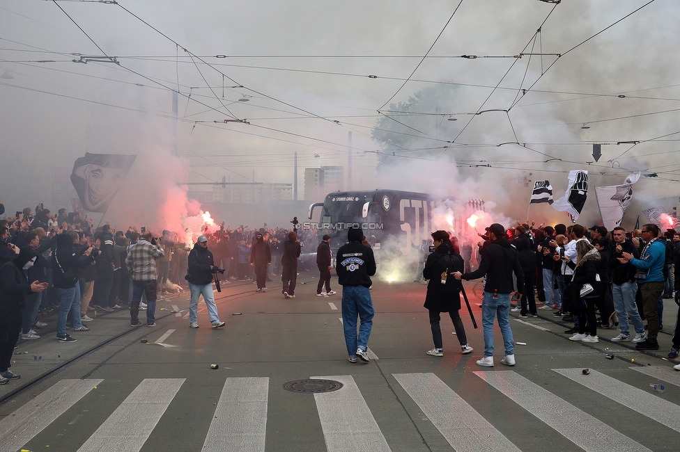 Sturm Graz - RB Salzburg
Oesterreichische Fussball Bundesliga, 30. Runde, SK Sturm Graz - FC RB Salzburg, Stadion Liebenau Graz, 09.05.2025. 

Foto zeigt Fans von Sturm und den Mannschaftsbus von Sturm
Schlüsselwörter: pyrotechnik