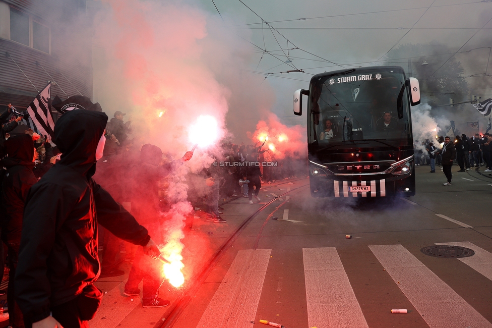 Sturm Graz - RB Salzburg
Oesterreichische Fussball Bundesliga, 30. Runde, SK Sturm Graz - FC RB Salzburg, Stadion Liebenau Graz, 09.05.2025. 

Foto zeigt Fans von Sturm und den Mannschaftsbus von Sturm
Schlüsselwörter: pyrotechnik