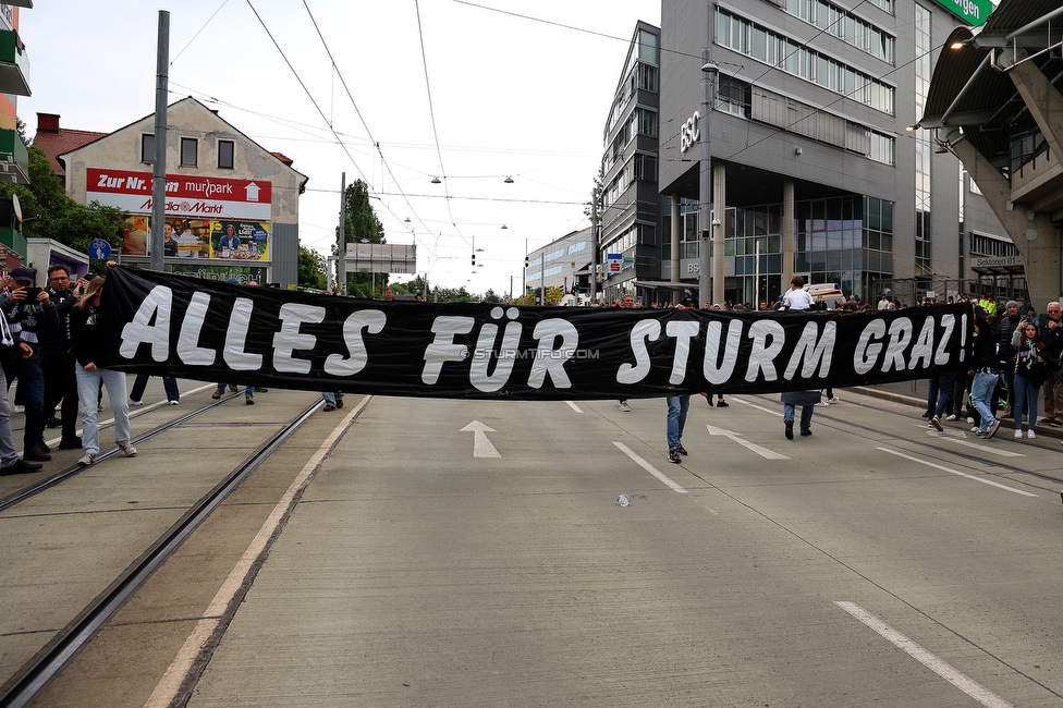 Sturm Graz - RB Salzburg
Oesterreichische Fussball Bundesliga, 30. Runde, SK Sturm Graz - FC RB Salzburg, Stadion Liebenau Graz, 09.05.2025. 

Foto zeigt Fans von Sturm und den Mannschaftsbus von Sturm
Schlüsselwörter: pyrotechnik
