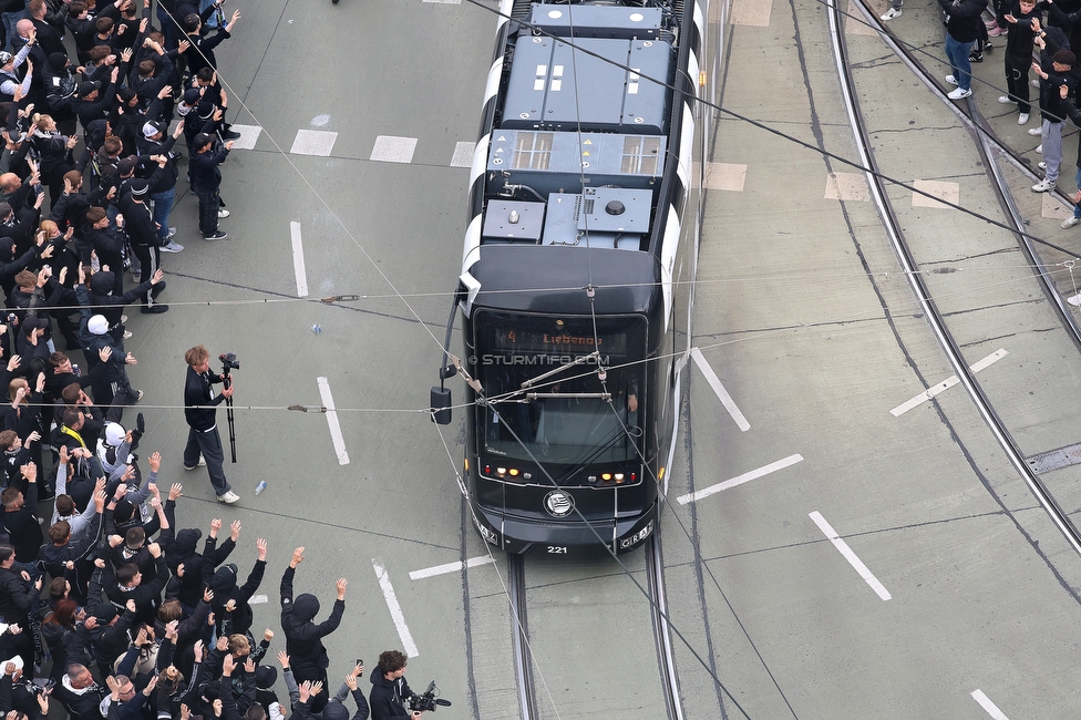 Sturm Graz - RB Salzburg
Oesterreichische Fussball Bundesliga, 30. Runde, SK Sturm Graz - FC RB Salzburg, Stadion Liebenau Graz, 09.05.2025. 

Foto zeigt Fans von Sturm und den Mannschaftsbus von Sturm
Schlüsselwörter: pyrotechnik