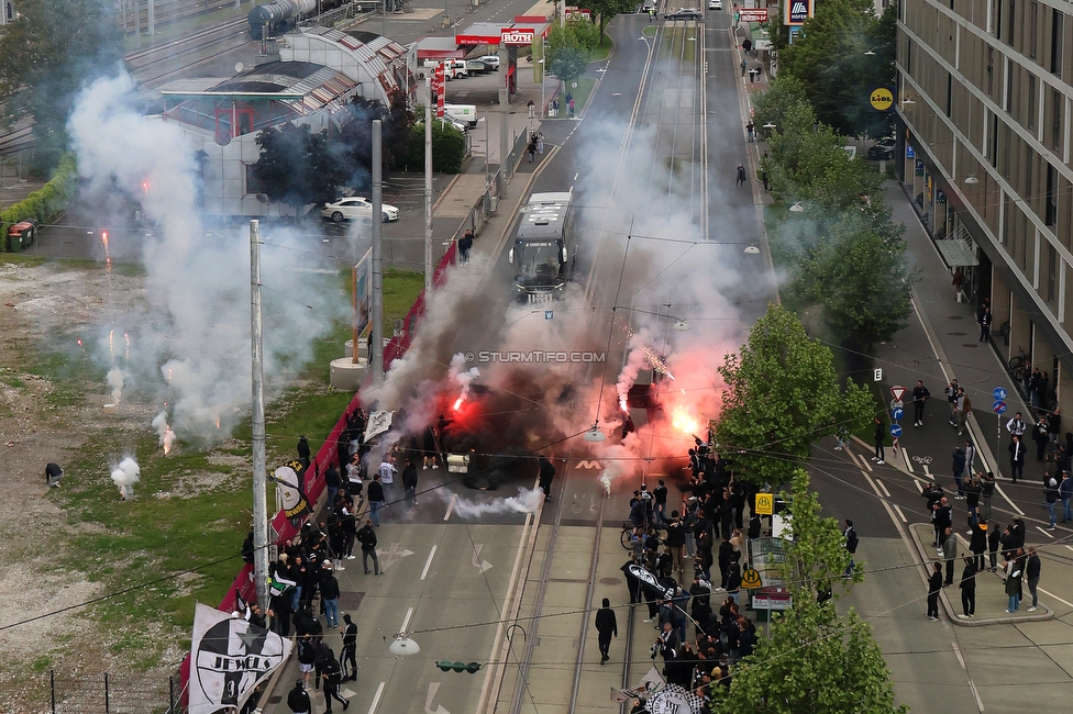 Sturm Graz - RB Salzburg
Oesterreichische Fussball Bundesliga, 30. Runde, SK Sturm Graz - FC RB Salzburg, Stadion Liebenau Graz, 09.05.2025. 

Foto zeigt Fans von Sturm und den Mannschaftsbus von Sturm
Schlüsselwörter: pyrotechnik