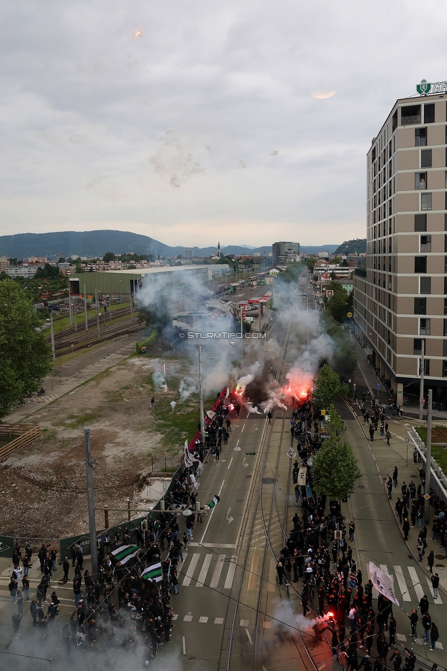 Sturm Graz - RB Salzburg
Oesterreichische Fussball Bundesliga, 30. Runde, SK Sturm Graz - FC RB Salzburg, Stadion Liebenau Graz, 09.05.2025. 

Foto zeigt Fans von Sturm und den Mannschaftsbus von Sturm
Schlüsselwörter: pyrotechnik
