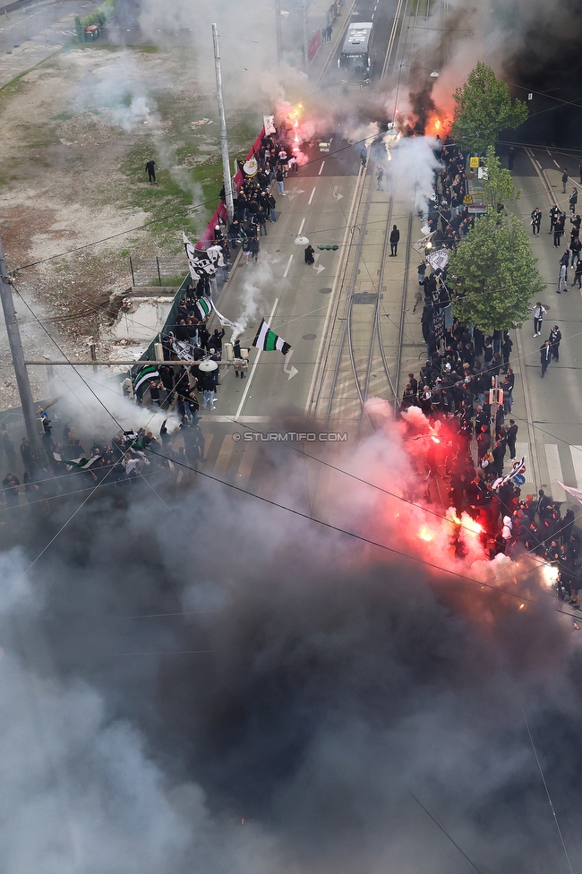 Sturm Graz - RB Salzburg
Oesterreichische Fussball Bundesliga, 30. Runde, SK Sturm Graz - FC RB Salzburg, Stadion Liebenau Graz, 09.05.2025. 

Foto zeigt Fans von Sturm und den Mannschaftsbus von Sturm
Schlüsselwörter: pyrotechnik