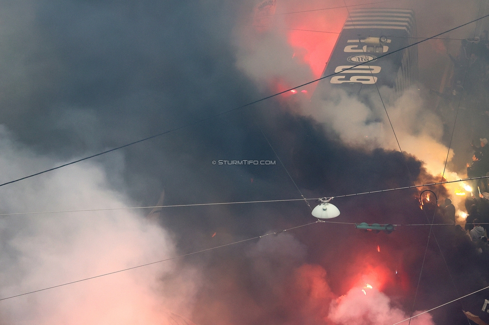 Sturm Graz - RB Salzburg
Oesterreichische Fussball Bundesliga, 30. Runde, SK Sturm Graz - FC RB Salzburg, Stadion Liebenau Graz, 09.05.2025. 

Foto zeigt Fans von Sturm und den Mannschaftsbus von Sturm
Schlüsselwörter: pyrotechnik