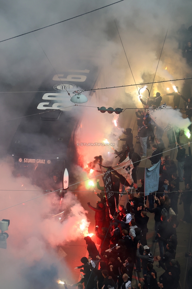 Sturm Graz - RB Salzburg
Oesterreichische Fussball Bundesliga, 30. Runde, SK Sturm Graz - FC RB Salzburg, Stadion Liebenau Graz, 09.05.2025. 

Foto zeigt Fans von Sturm und den Mannschaftsbus von Sturm
Schlüsselwörter: pyrotechnik