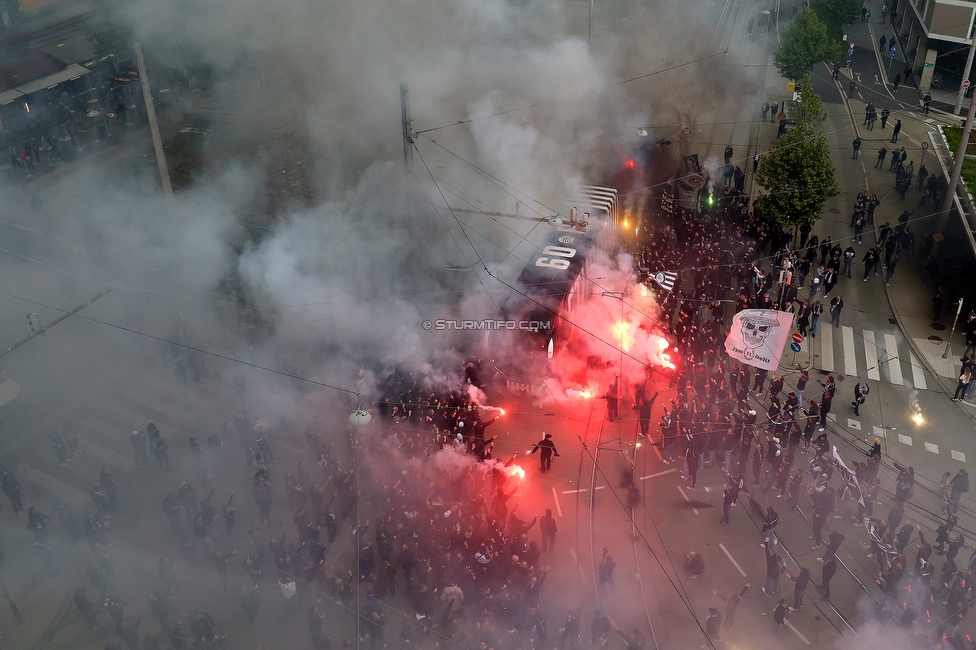 Sturm Graz - RB Salzburg
Oesterreichische Fussball Bundesliga, 30. Runde, SK Sturm Graz - FC RB Salzburg, Stadion Liebenau Graz, 09.05.2025. 

Foto zeigt Fans von Sturm und den Mannschaftsbus von Sturm
Schlüsselwörter: pyrotechnik