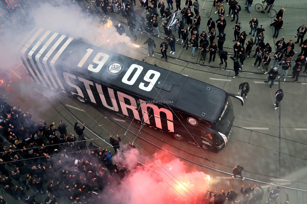 Sturm Graz - RB Salzburg
Oesterreichische Fussball Bundesliga, 30. Runde, SK Sturm Graz - FC RB Salzburg, Stadion Liebenau Graz, 09.05.2025. 

Foto zeigt Fans von Sturm und den Mannschaftsbus von Sturm
Schlüsselwörter: pyrotechnik