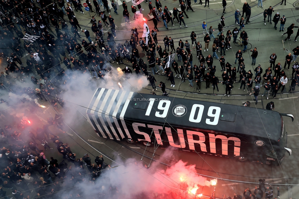 Sturm Graz - RB Salzburg
Oesterreichische Fussball Bundesliga, 30. Runde, SK Sturm Graz - FC RB Salzburg, Stadion Liebenau Graz, 09.05.2025. 

Foto zeigt Fans von Sturm und den Mannschaftsbus von Sturm
Schlüsselwörter: pyrotechnik