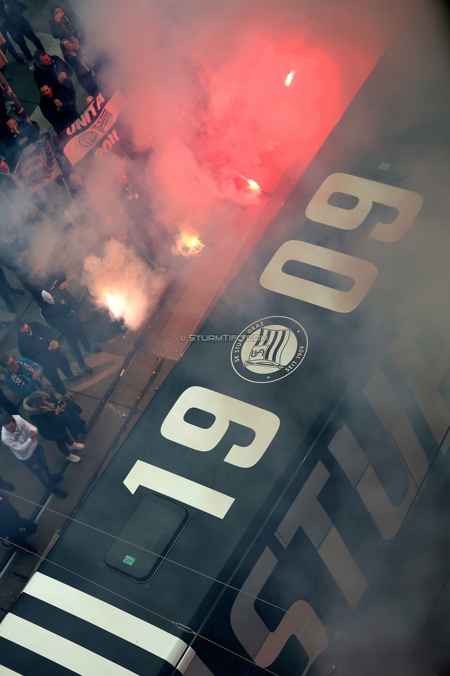 Sturm Graz - RB Salzburg
Oesterreichische Fussball Bundesliga, 30. Runde, SK Sturm Graz - FC RB Salzburg, Stadion Liebenau Graz, 09.05.2025. 

Foto zeigt Fans von Sturm und den Mannschaftsbus von Sturm
Schlüsselwörter: pyrotechnik