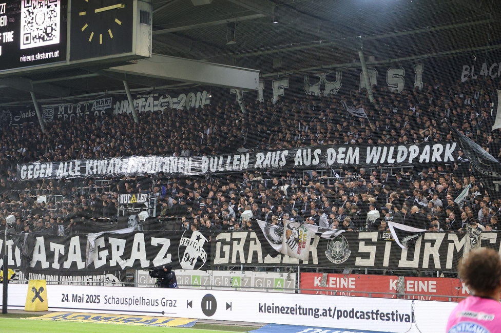 Sturm Graz - RB Salzburg
Oesterreichische Fussball Bundesliga, 30. Runde, SK Sturm Graz - FC RB Salzburg, Stadion Liebenau Graz, 09.05.2025. 

Foto zeigt Fans von Sturm mit einem Spruchband
Schlüsselwörter: karlsruhe