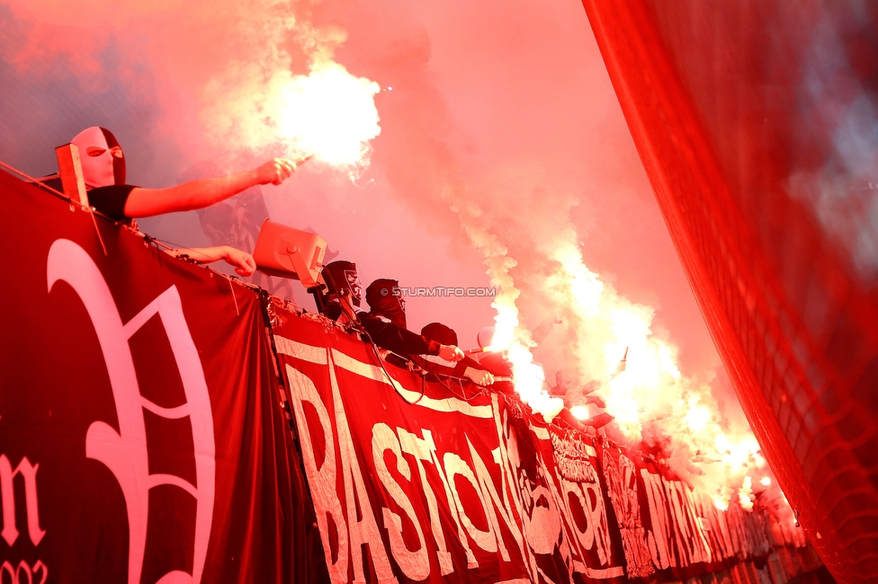 Sturm Graz - Salzburg
Oesterreichische Fussball Bundesliga, 30. Runde, SK Sturm Graz - FC Salzburg, Stadion Liebenau Graz, 09.05.2025. 

Foto zeigt Fans von Sturm mit Pyrotechnik
