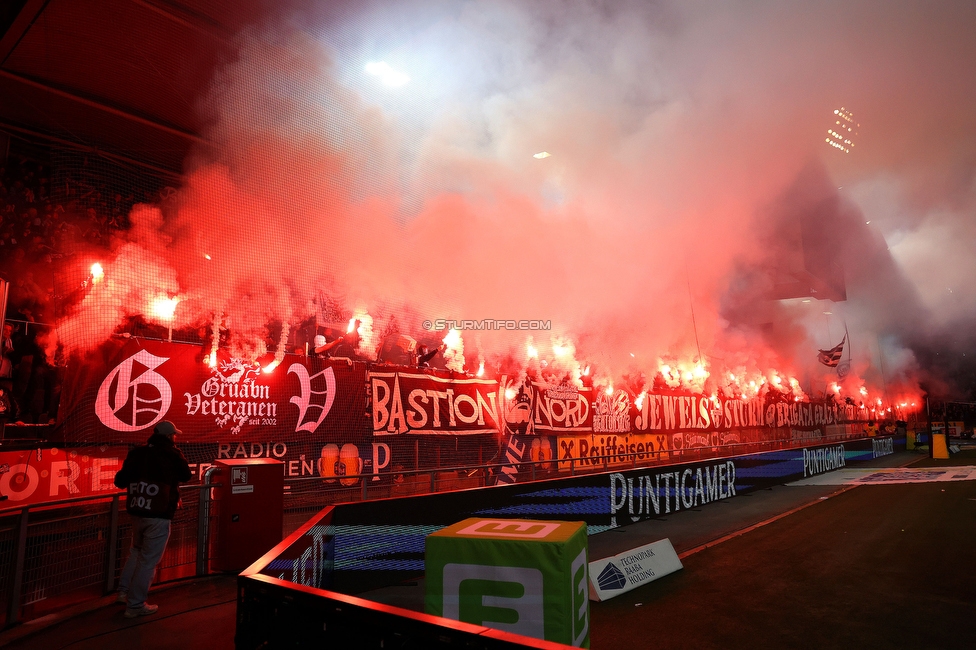 Sturm Graz - Salzburg
Oesterreichische Fussball Bundesliga, 30. Runde, SK Sturm Graz - FC Salzburg, Stadion Liebenau Graz, 09.05.2025. 

Foto zeigt Fans von Sturm mit Pyrotechnik
