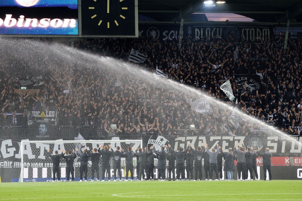 Sturm Graz - RB Salzburg
Oesterreichische Fussball Bundesliga, 30. Runde, SK Sturm Graz - FC RB Salzburg, Stadion Liebenau Graz, 09.05.2025. 

Foto zeigt Fans von Sturm und die Youth League Mannschaft von Sturm
