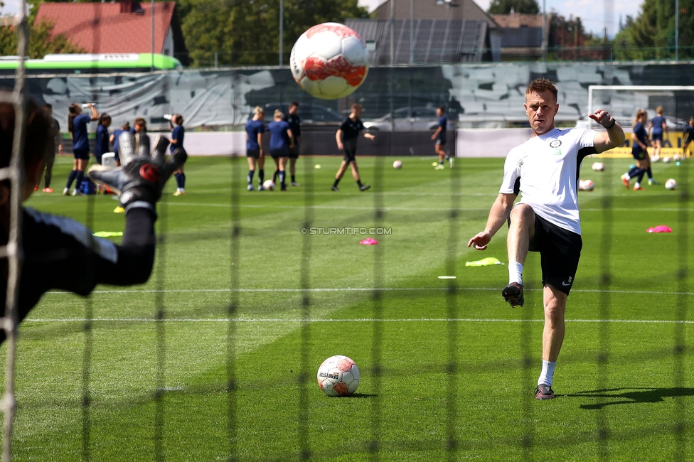 Sturm Damen - St. Poelten
OEFB Frauen Bundesliga, 23. Runde, SK Sturm Graz Damen - SKN St. Poelten, Trainingszentrum Messendorf, 10.05.2025. 

Foto zeigt Vanessa Gritzner (Sturm Damen) und Daniel Gutschi (Torwart-Trainer Sturm Damen)
