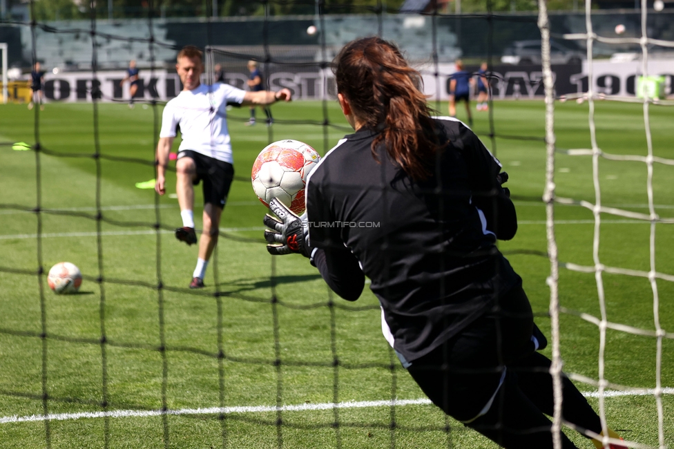 Sturm Damen - St. Poelten
OEFB Frauen Bundesliga, 23. Runde, SK Sturm Graz Damen - SKN St. Poelten, Trainingszentrum Messendorf, 10.05.2025. 

Foto zeigt Vanessa Gritzner (Sturm Damen) und Daniel Gutschi (Torwart-Trainer Sturm Damen)

