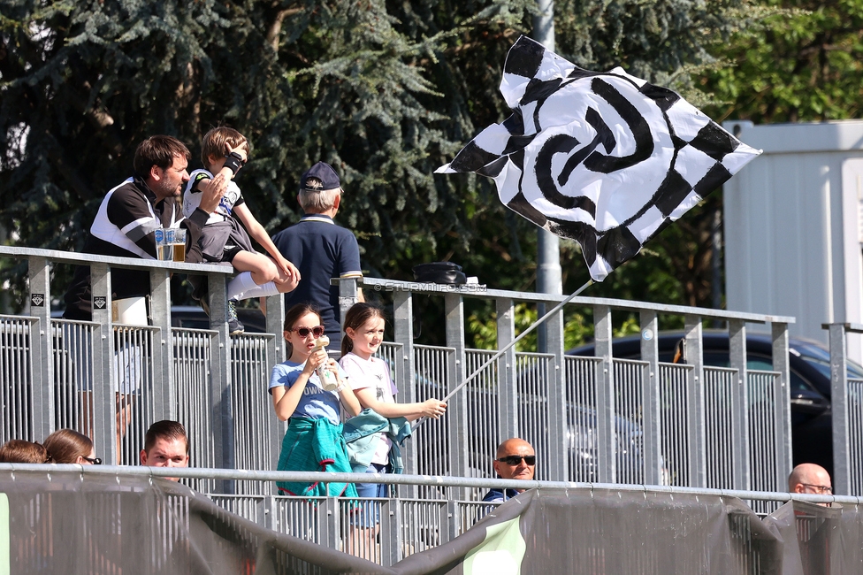 Sturm Damen - St. Poelten
OEFB Frauen Bundesliga, 23. Runde, SK Sturm Graz Damen - SKN St. Poelten, Trainingszentrum Messendorf, 10.05.2025. 

Foto zeigt Fans von Sturm

