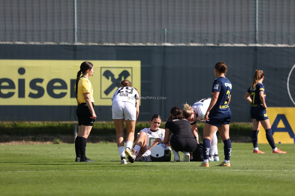 Sturm Damen - St. Poelten
OEFB Frauen Bundesliga, 23. Runde, SK Sturm Graz Damen - SKN St. Poelten, Trainingszentrum Messendorf, 10.05.2025. 

Foto zeigt Marie Spiess (Sturm Damen) und Marie Kohlbacher (Masseurin Sturm Damen)
