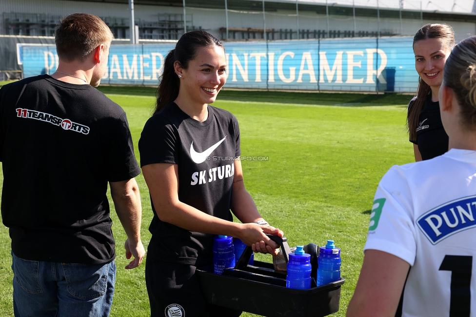 Sturm Damen - St. Poelten
OEFB Frauen Bundesliga, 23. Runde, SK Sturm Graz Damen - SKN St. Poelten, Trainingszentrum Messendorf, 10.05.2025. 

Foto zeigt Marie Kohlbacher (Masseurin Sturm Damen)
