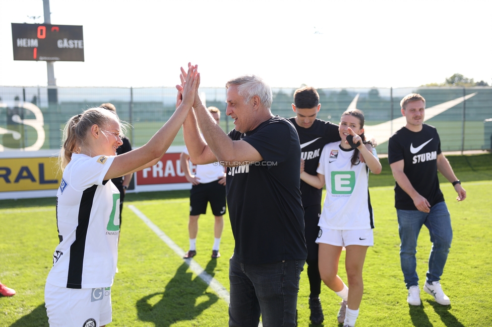 Sturm Damen - St. Poelten
OEFB Frauen Bundesliga, 23. Runde, SK Sturm Graz Damen - SKN St. Poelten, Trainingszentrum Messendorf, 10.05.2025. 

Foto zeigt Sandra Jakobsen (Sturm Damen) und Helmut Degen (Organisatorischer Leiter Sturm Damen)
