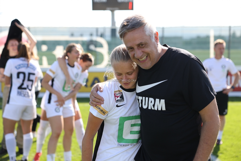 Sturm Damen - St. Poelten
OEFB Frauen Bundesliga, 23. Runde, SK Sturm Graz Damen - SKN St. Poelten, Trainingszentrum Messendorf, 10.05.2025. 

Foto zeigt Sandra Jakobsen (Sturm Damen) und Helmut Degen (Organisatorischer Leiter Sturm Damen)
