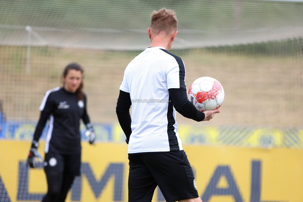 First Vienna - Sturm Damen
OEFB Frauen Bundesliga, 24. Runde, First Vienna FC 1894 - SK Sturm Graz Damen, Naturarena Hohe Warte Wien, 17.05.2025. 

Foto zeigt Daniel Gutschi (Torwart-Trainer Sturm Damen)
