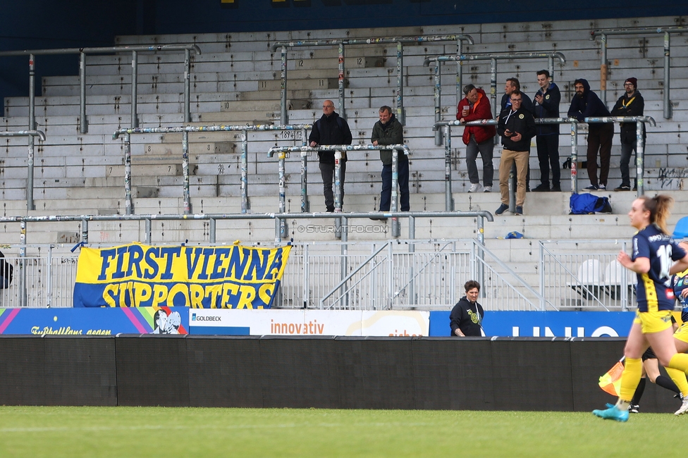 First Vienna - Sturm Damen
OEFB Frauen Bundesliga, 24. Runde, First Vienna FC 1894 - SK Sturm Graz Damen, Naturarena Hohe Warte Wien, 17.05.2025. 

Foto zeigt Fans von Vienna
